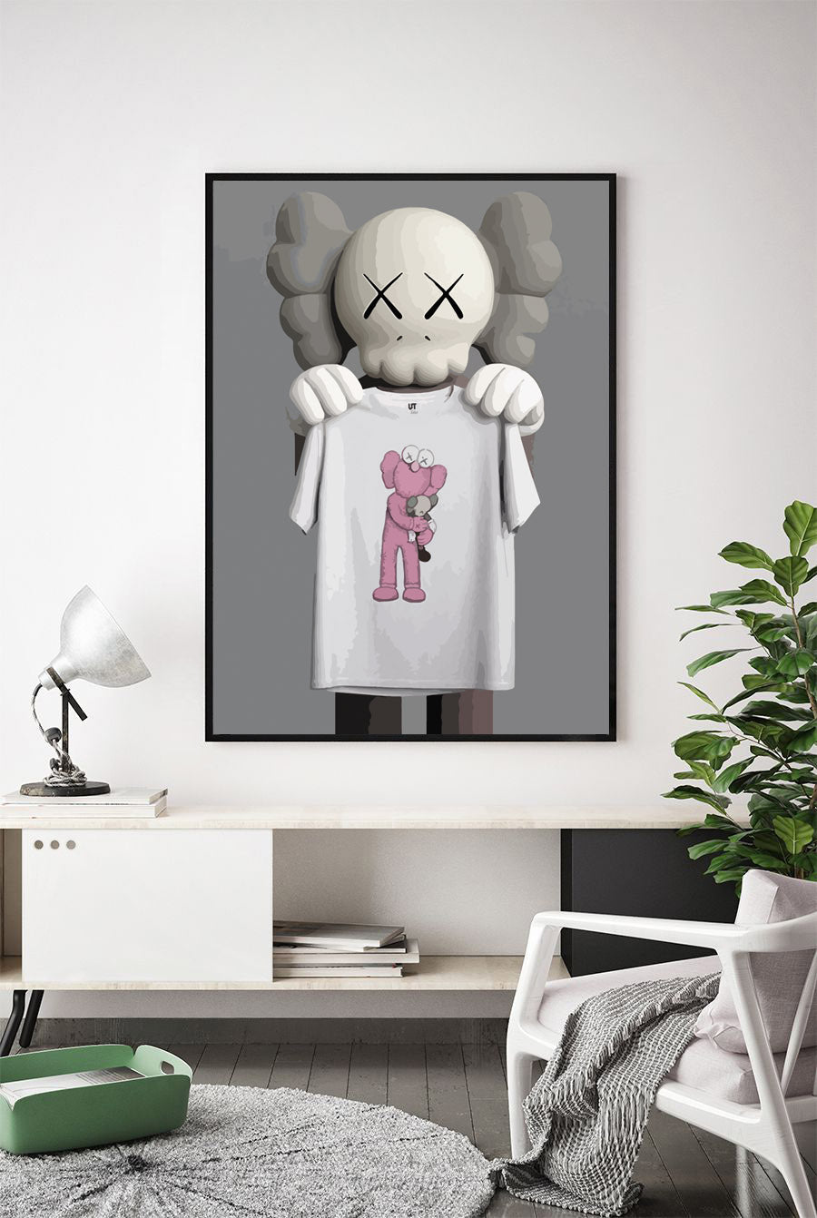 Lámina Kaws Gris con camiseta rosa